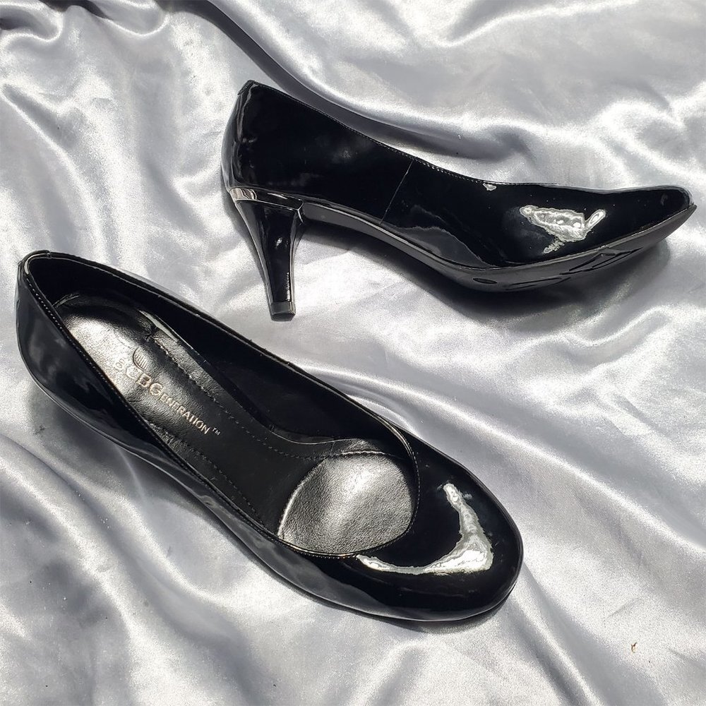 NEW Vintage BCBGENERATION  black patent round toe pumps silver accents SZ 6